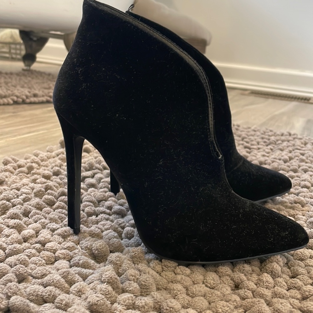 Forever 21 velvet high heeled bootie pump